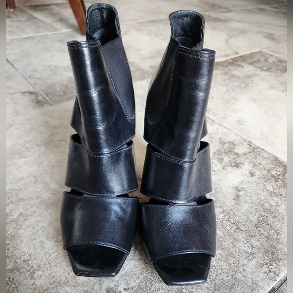 BCBG heels - Picture 2 of 6